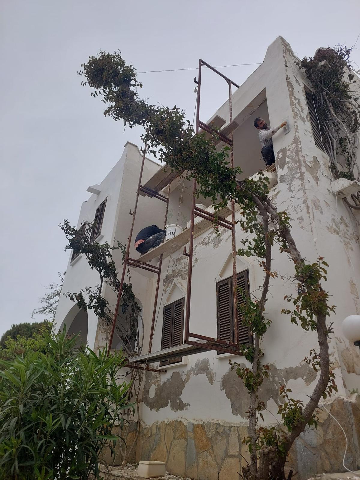 Villa dış cephe boyası — iskele üzerinde çalışma